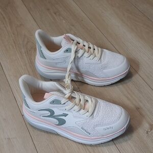 Gdefy Women's White and Pink Athletic Shoes Size 8.5